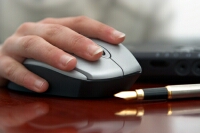 a photo of a computer mouse